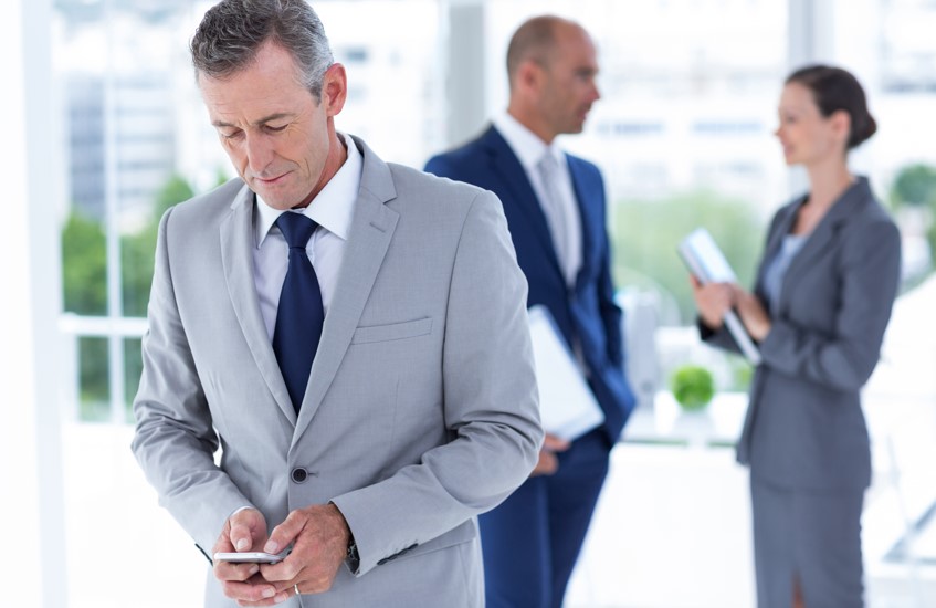 Recruteur vérifiant les informations d'un candidat