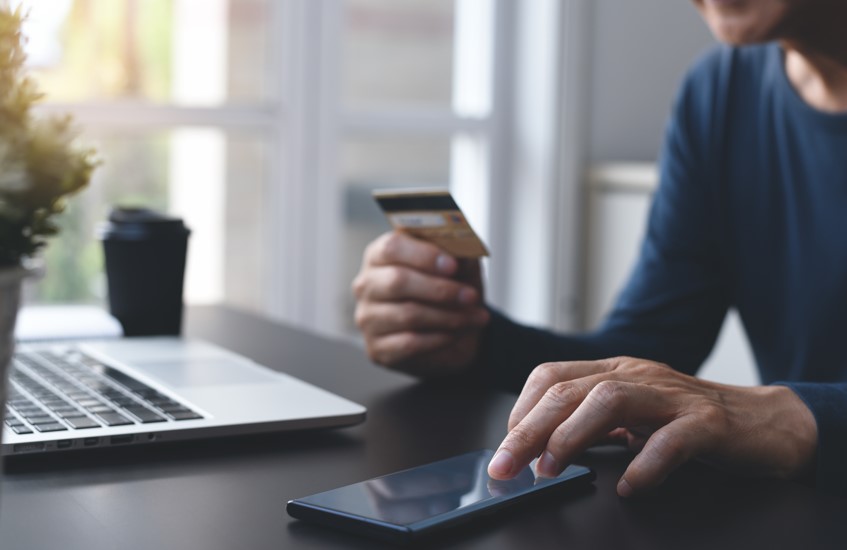 Personne utilisant les services numériques de sa banque